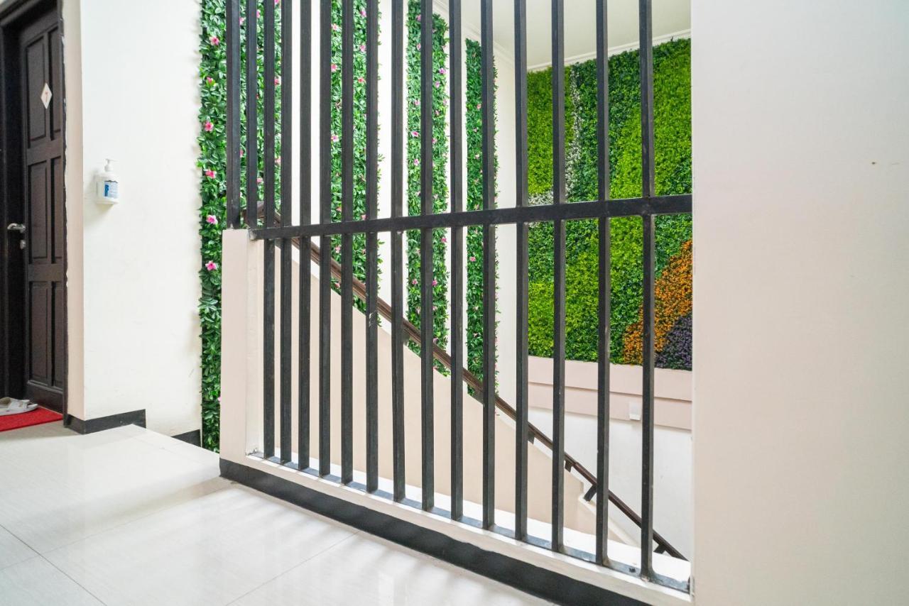 RedDoorz Syariah near Marvel City Mall 2 Surabaya Bagian luar foto