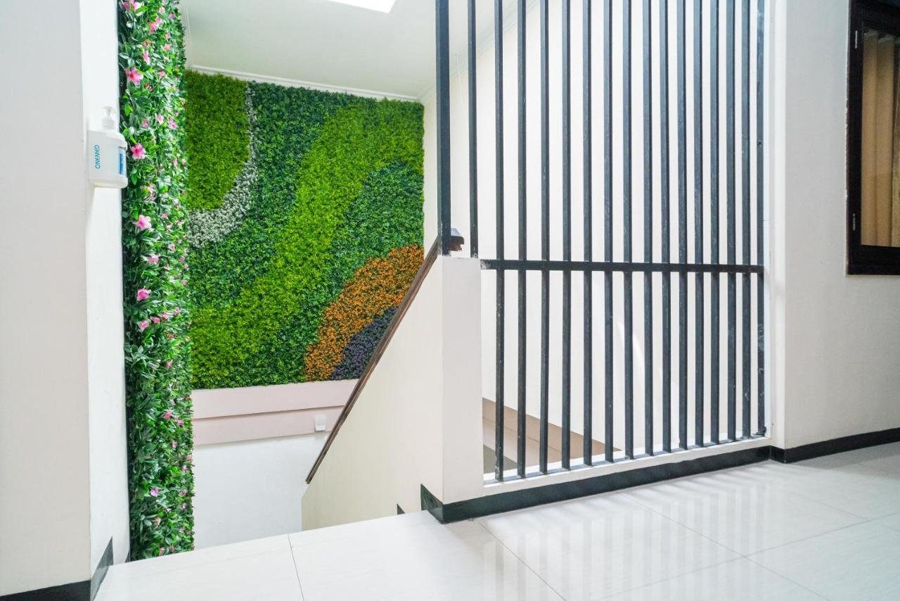 RedDoorz Syariah near Marvel City Mall 2 Surabaya Bagian luar foto